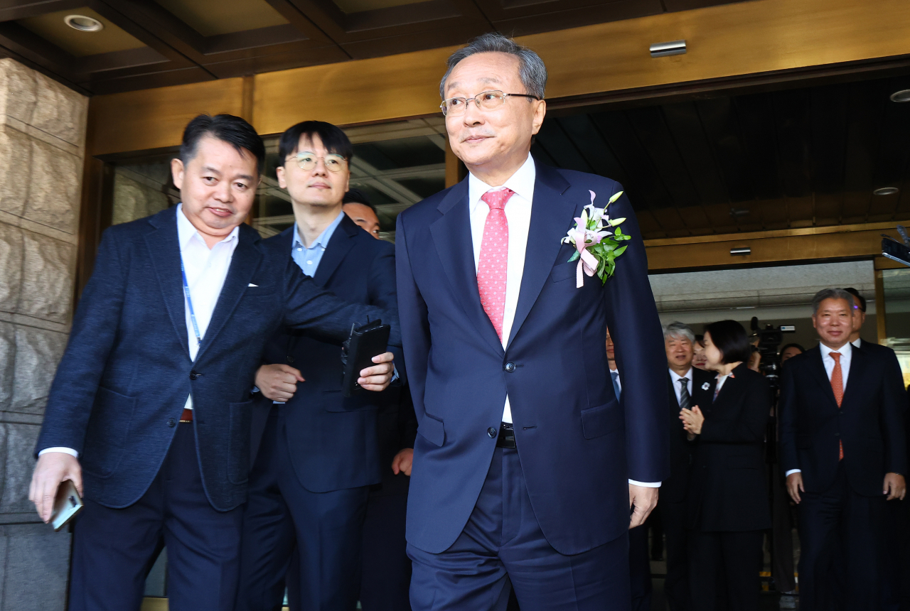 Constitutional Court President Yoo Nam-seok leaves the Constitutional Court after attending his retirement ceremony, Friday. (Yonhap)