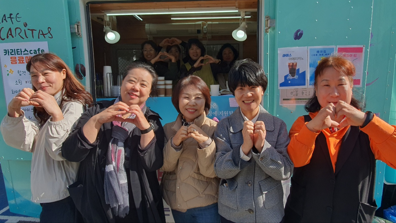 광주대광여고총동문회는 10일 교정을 찾아 직접 제작한 수제캔디와 따뜻한 커피, 건강음료 등을 제공하는 커피트럭으로 후배들의 ‘수능대박’을 응원했다. 서인주 기자