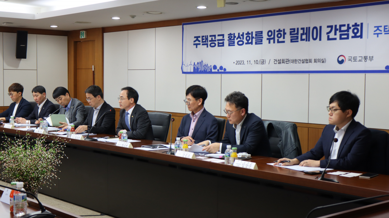 10일 서울 강남구 건설회관에서 열린 주택건설 시공사 대상 주택사업 분야별 릴레이 소통 간담회에서 김오진 국토교통부 제1차관이 발언하고 있다. [연합]