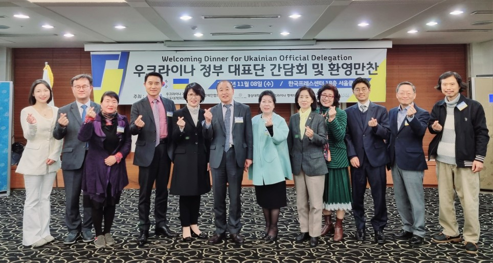 지난 8일 한국 프레스센터에서 열린 우크라이나 정부 대표단 간담회 및 환영만찬에서 참석자들이 손가락 하트 포즈를 취하고 있다. [사진=한국·우크라이나 뉴빌딩협회]
