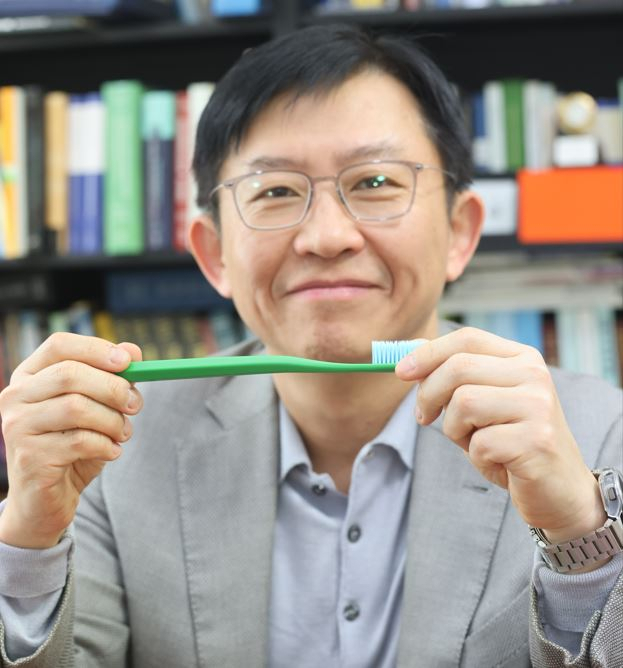 김상욱 KAIST 신소재공학과 교수가 개발한 ‘그래핀 칫솔’을 들어보이고 있다.[KAIST 제공]
