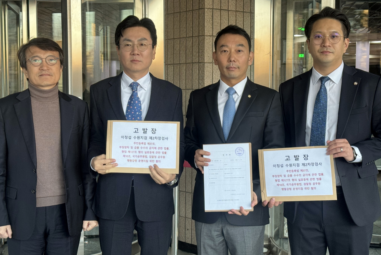 더불어민주당 의원들이 10일 경기 과천 고위공직자범죄수사처에 이정섭 검사 고발장을 접수하고 있다. 왼쪽부터 김의겸 의원, 김성진 변호사, 김용민 의원, 전용기 의원. [연합]