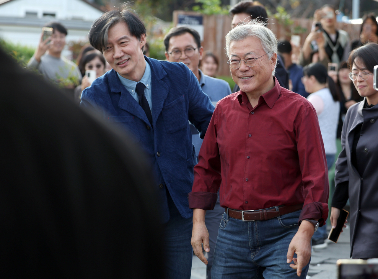 문재인 전 대통령과 조국 전 법무부 장관이 9일 오후 경남 양산시 하북면 평산마을 평산책방에서 이동하고 있다. 이날 평산책방에서는 '디케의 눈물, 조국 작가와의 만남'이 열렸다. [연합]