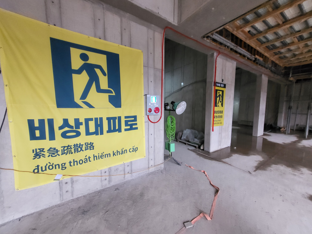 한 건설 현장에 비상대피로를 안내하는 현수막이 베트남어와 함께 명시돼 있다. [독자 제공]