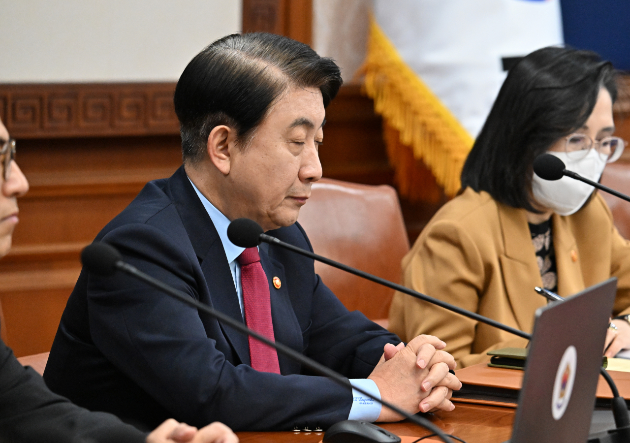 이동관 방송통신위원회 위원장이 10일 서울 종로구 정부서울청사에서 열린 국무회의에서 회의 중 눈을 감은 채 생각에 잠겨 있다. 임세준 기자