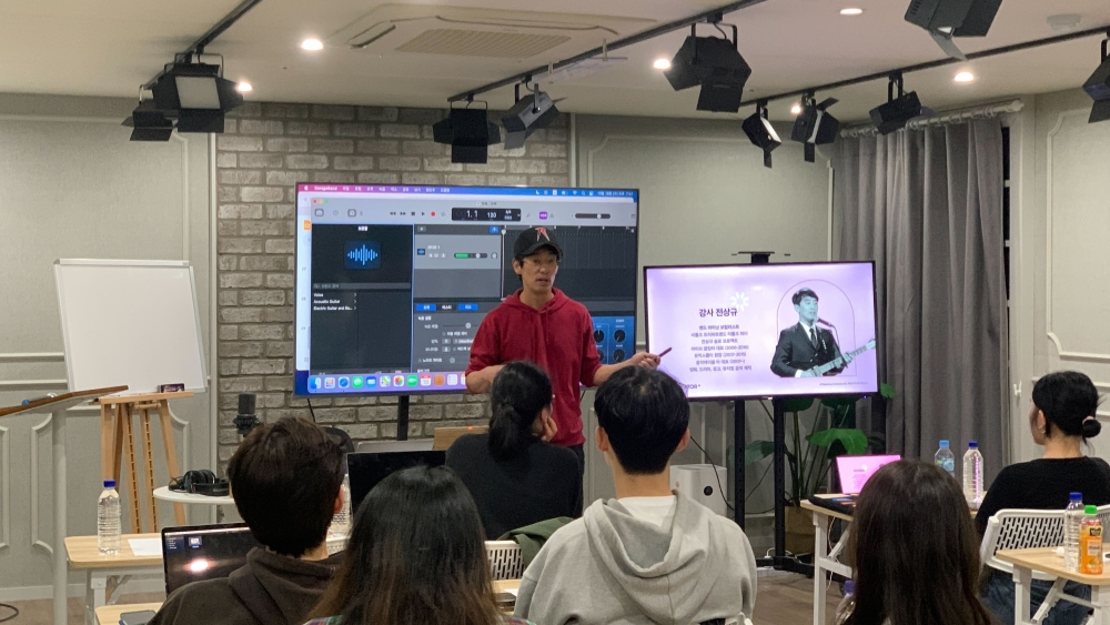 비틀스 트리뷰트 밴드인 타틀즈, 와이낫의 보컬 전상규는 ‘크리에이터스쿨 커버곡 2주 완성반’을 통해 커버곡 장인이 되는 비법을 알려주고 있다. 플로가 국내 음악 스트리밍 플랫폼 최초로 누구나 커버곡을 올릴 수 있는 서비스를 시작하며 개설한 무료 강좌다. [플로 제공]
