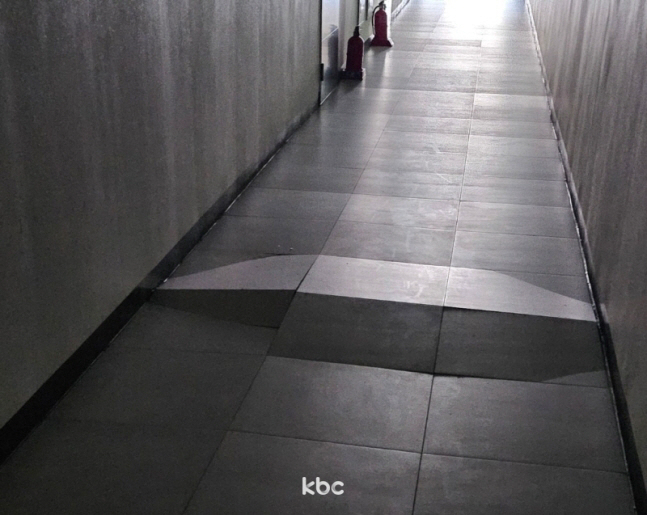 광주의 한 오피스텔 바닥 타일 균열 발생.[kbc광주방송 화면 캡처]