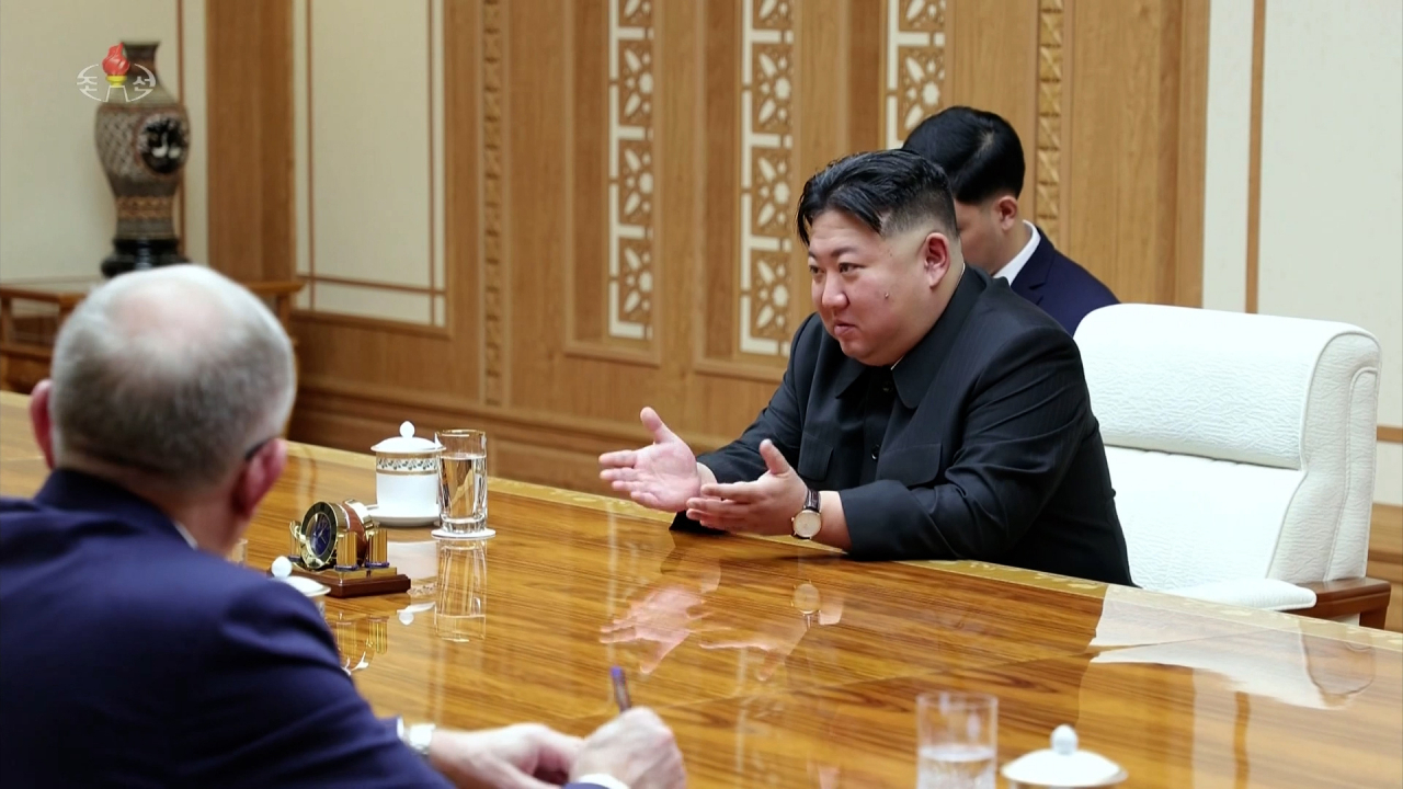 북한 김정은 국무위원장이 지난 19일 당중앙위원회 본부청사에서 세르게이 라브로프 러시아 외무장관을 접견했다고 조선중앙TV가 20일 보도했다. [연합]