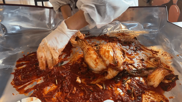 10일 전북 고창군 상하농원 김장 체험 프로그램에서 기자가 포기김치에 양념을 바르고 있다. 김희량 기자