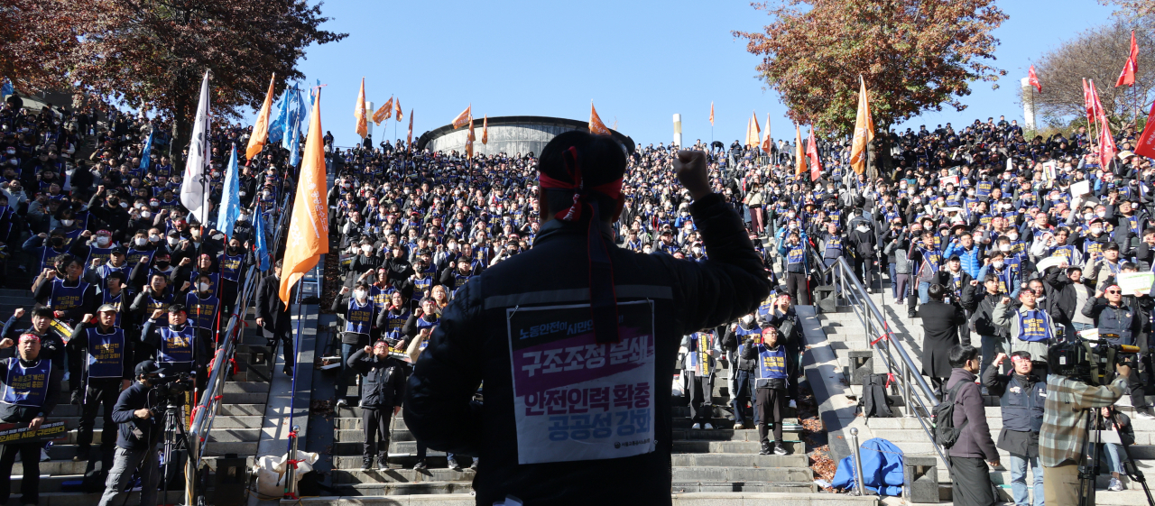 10일 서울 지하철 월드컵경기장역 앞 광장에서 열린 서울교통공사 노조 총파업 2일차 결의대회에서 참석자들이 피켓을 들고 구호를 외치고 있다. [연합]