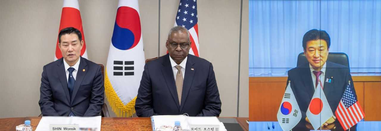 신원식 국방부장관(왼쪽)은 12일 서울 국방부 청사에서 로이드 오스틴 미국 국방장관(가운데)과 기하라 미노루 일본 방위대신(오른쪽)과 함께 3국 국방장관회의를 개최했다. 한미 국방장관은 서울 국방부 청사에서, 기하라 방위대신은 화상으로 회의에 참가했다. [국방부 제공]