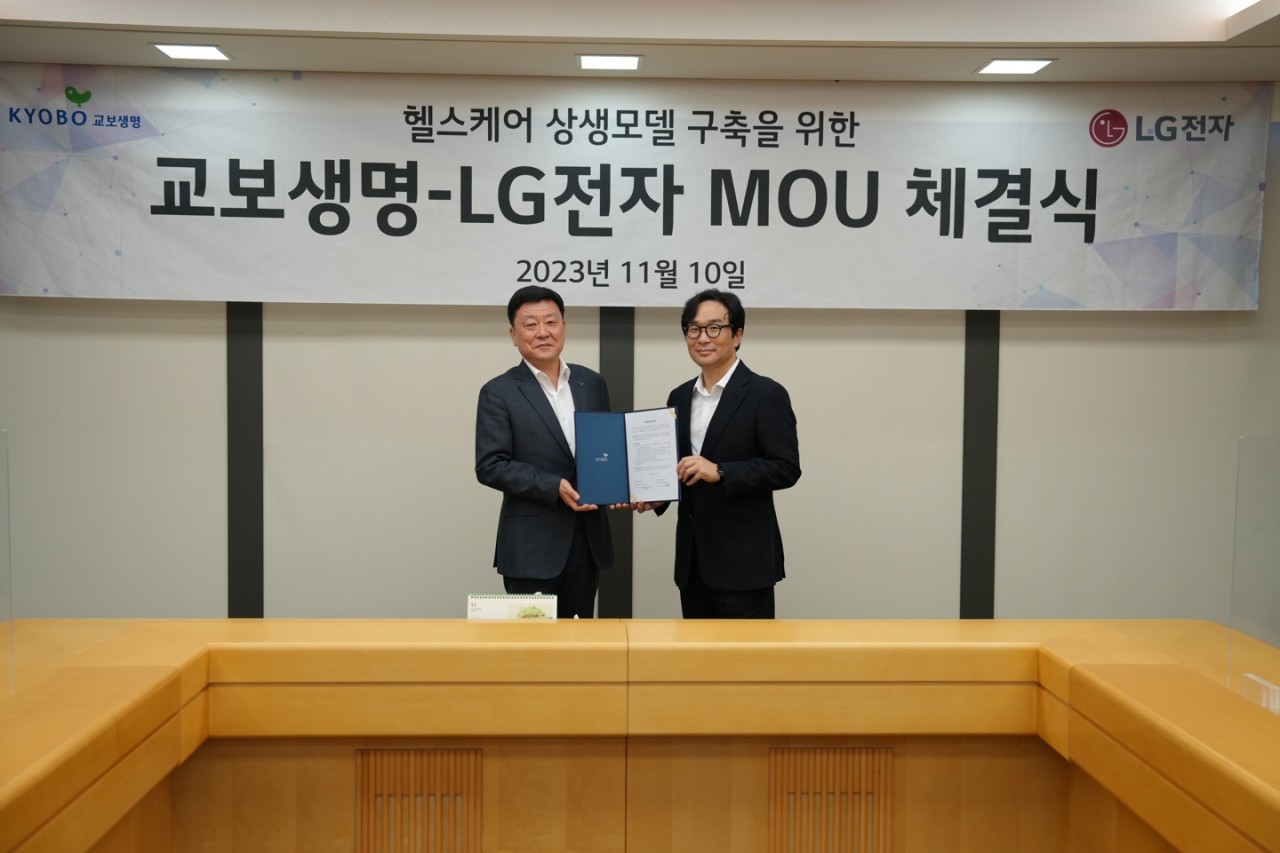 편정범(외쪽) 교보생명 대표이사와 정기현 LG전자 플랫폼사업센터장 부사장이 기념사진을 촬영하고 있다. [LG전자 제공]
