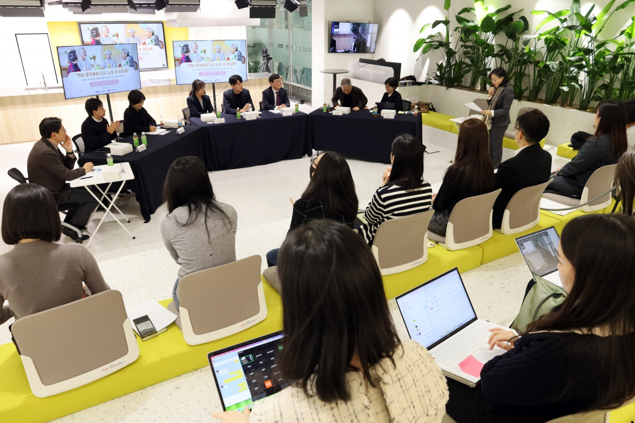 삼성웰스토리와 삼성서울병원이 식도암 생존자를 위한 맞춤형 영양중재 프로그램 개발의 일환으로 경기 성남시 삼성웰스토리 분당 본사에서 심포지엄을 개최하는 모습. [삼성웰스토리 제공]