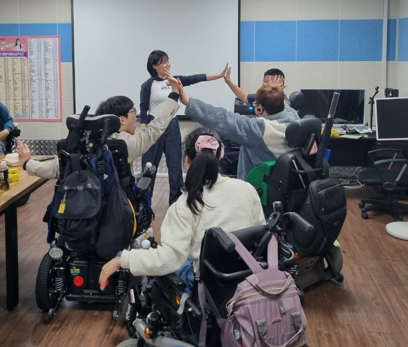 방음시설이 설치된 실내 공간에서 장애인 학생들이 교육활동을 하고 있다. [우미희망재단 제공]