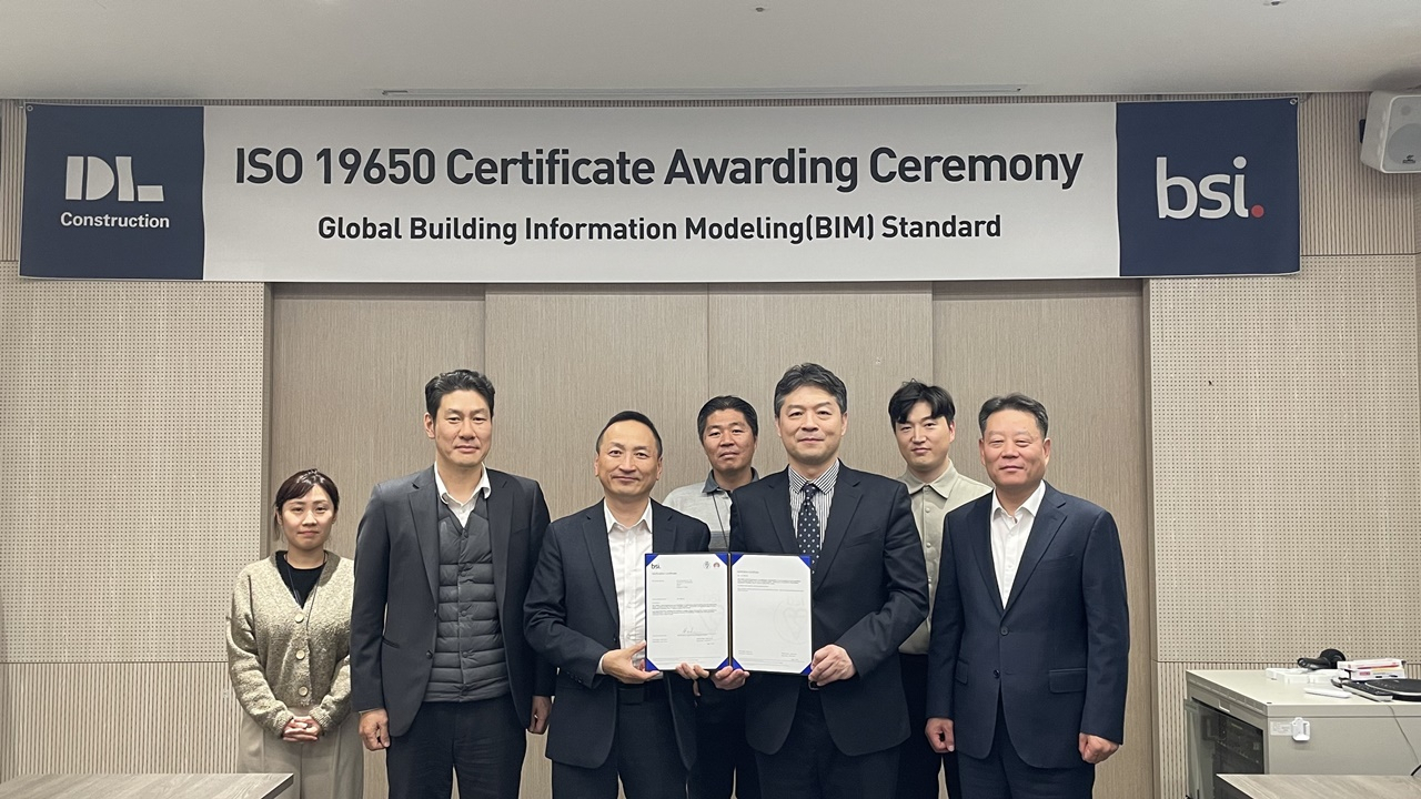 지난 9일 DL건설 서울사무소에서 열린 ‘ISO 19650’ 인증 수여식 행사 후 박유신 DL건설 주택건축사업본부장(왼쪽 세번째) 및 임성한 BIS코리아 대표(왼쪽 네번째) 등 관계자들이 기념 촬영하고 있다. [DL건설]