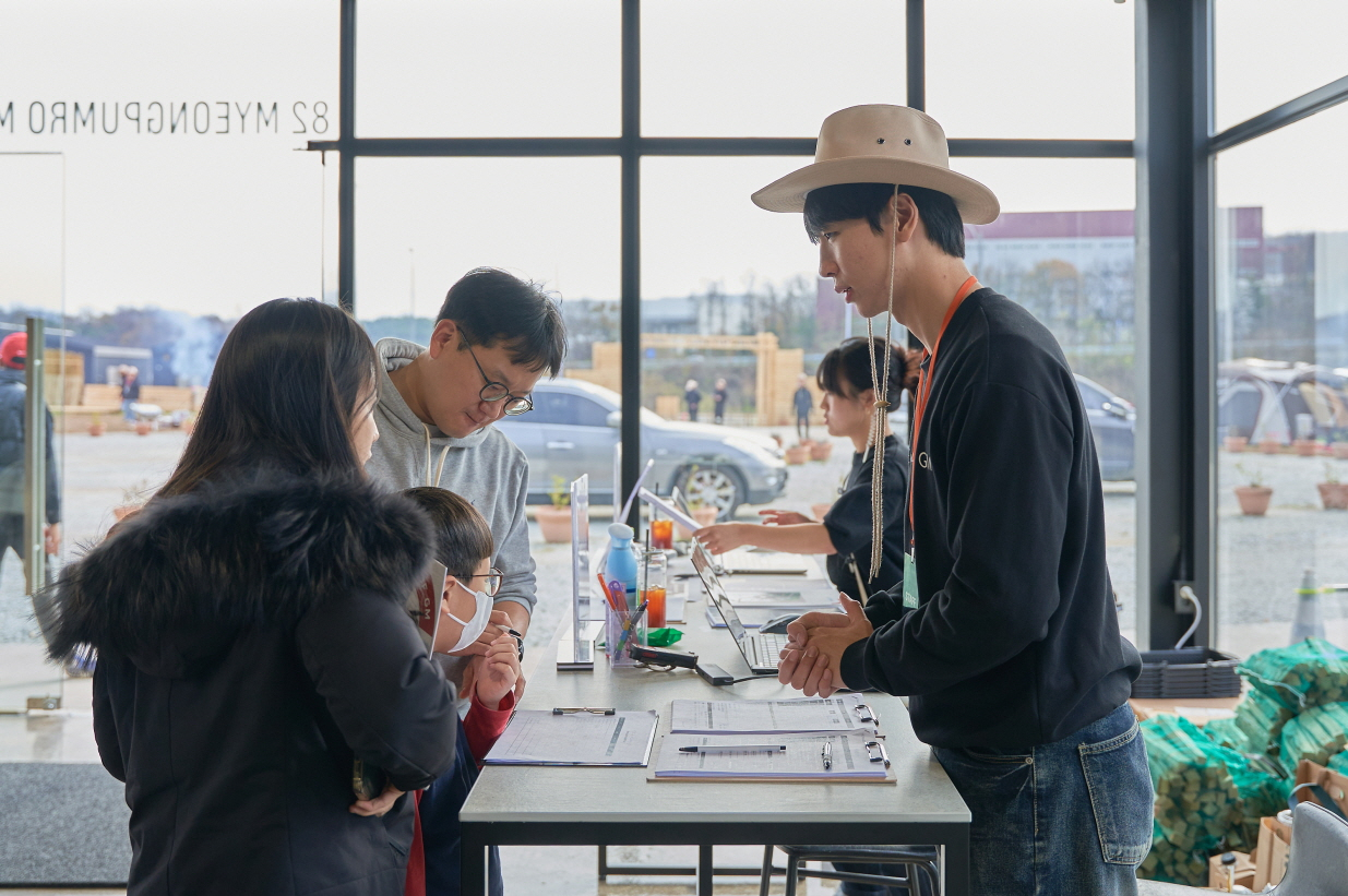 GM 한국사업장의 통합 브랜드 스페이스 ‘더 빌리지 오브 지엠’ 현장 모습. [GM 한국사업장 제공]