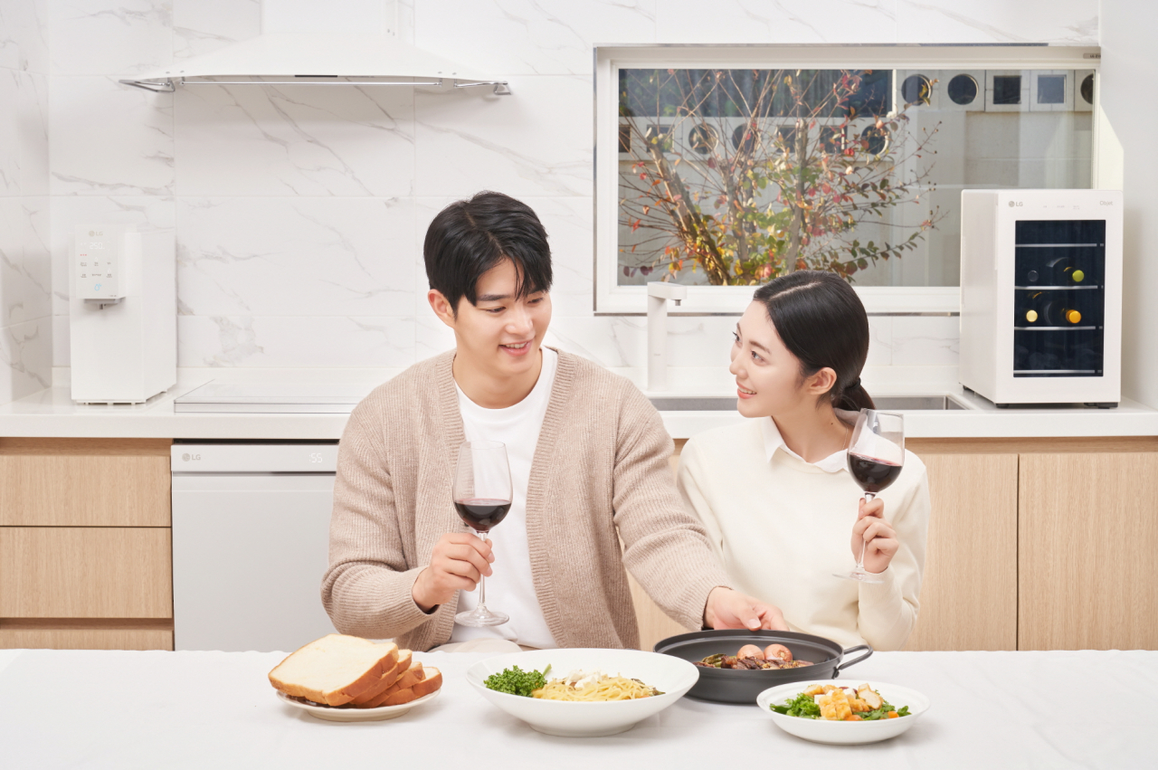 모델들이 충북 숙소 ‘동락’에서 LG 디오스 식기세척기, 인덕션, 와인셀러, 퓨리케어 정수기를 체험하고 있다. [LG전자 제공]