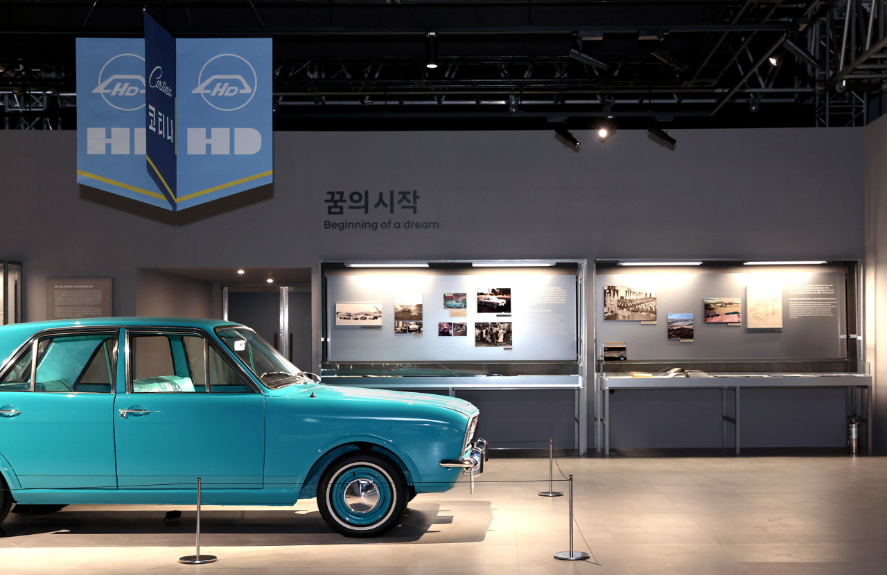 울산 EV 전용공장 기공식을 맞아 진행되는 헤리티지 전시에 공개된 현대차 첫 조립모델 '코티나' 복원 차량. [현대차 제공]