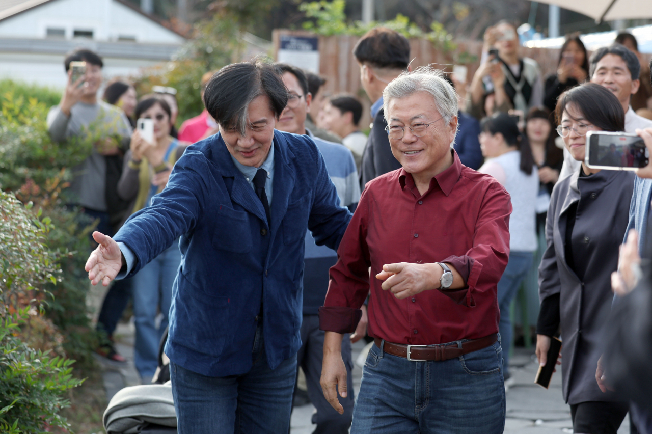 문재인 전 대통령과 조국 전 법무부 장관이 9일 오후 경남 양산시 하북면 평산마을 평산책방에서 이동하고 있다. 이날 평산책방에서는 '디케의 눈물, 조국 작가와의 만남'이 열렸다. [연합]