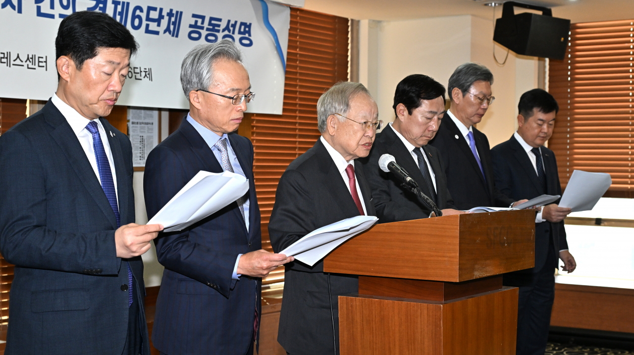 손경식(왼쪽 세번째) 한국경영자총협회 회장이 지난달 13일 서울 중구 한국프레스센터에서 노동조합법 개악 규탄 및 거부권 행사 건의 경제6단체 공동성명을 발표하고 있다. 왼쪽부터 우태희 대한상공회의소 부회장, 최진식 한국중견기업연합회 회장, 손경식 한국경영자총협회 회장, 김기문 중소기업중앙회 회장, 김창범 한국경제인협회 부회장, 김고현 한국무역협회 전무. 임세준 기자