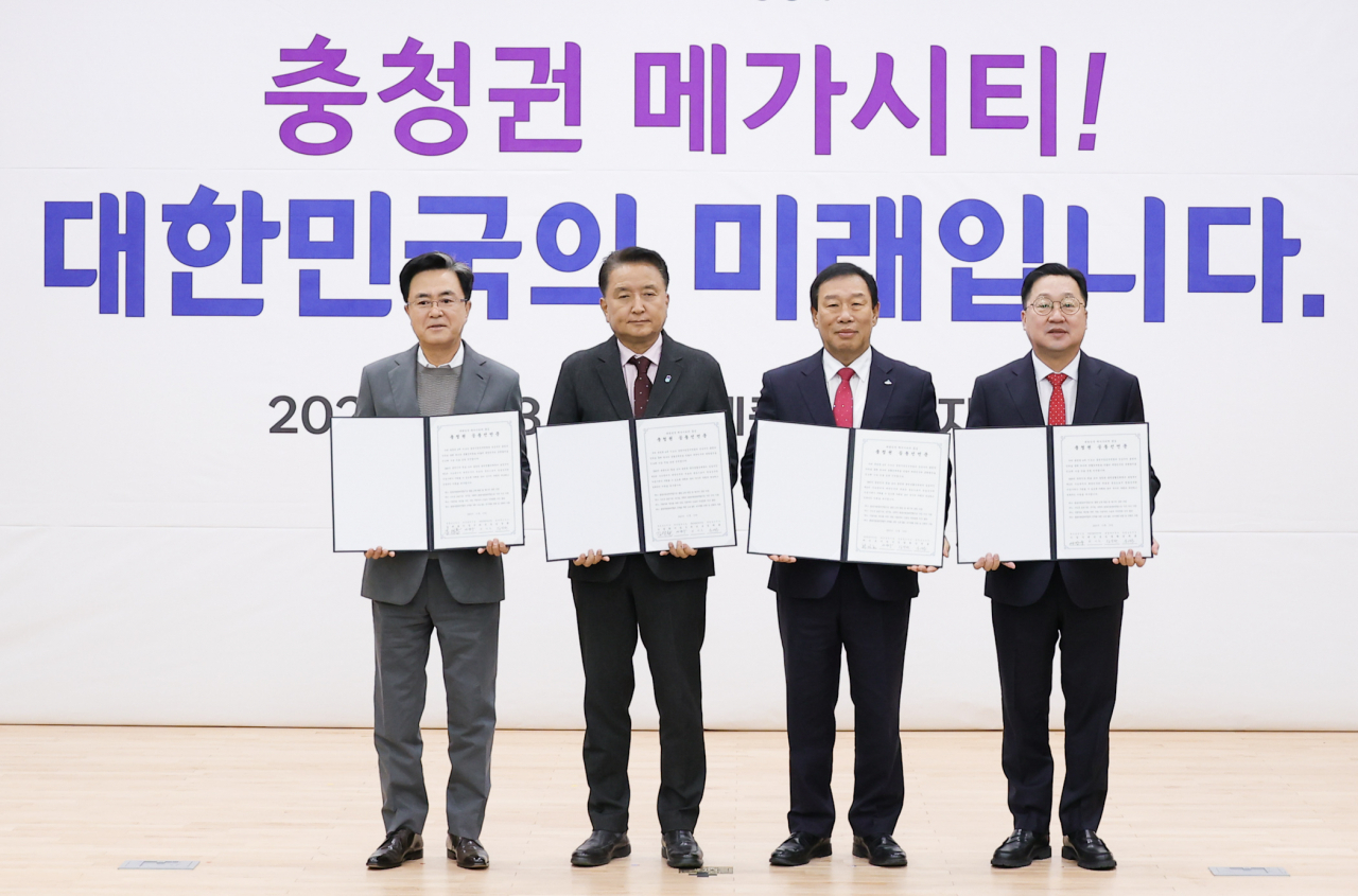 “충청은 가능합니다”. 13일 충청권 4개 시도지사(우측부터 김태흠 충남지사, 김영환 충북지사, 최민호 세종시장, 이장우 대전시장)는 세종시 지방자치회관에서 ‘준비된 메가시티, 충청시대 선포식’을 개최했다.