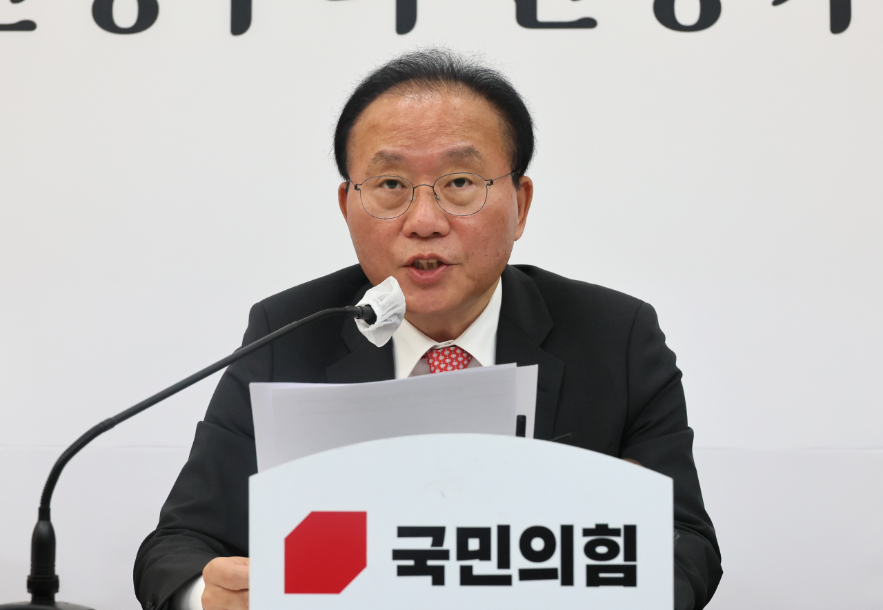 윤재옥 국민의힘 원내대표가 13일 국회에서 2024 예산안 심사방안을 브리핑하고 있다. [연합]