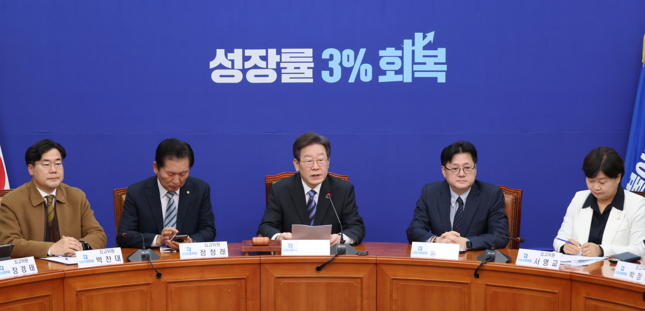 이재명 더불어민주당 대표가 13일 국회에서 최고위원회의를 하고 있다. [연합]