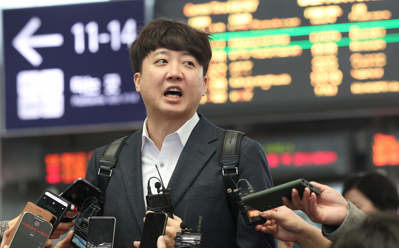 이준석 전 국민의힘 대표가 9일 동대구역에서 취재진의 질문에 답하고 있다. [연합]