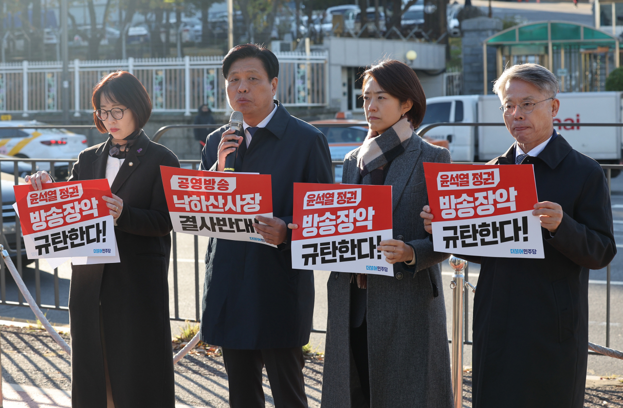 더불어민주당 민형배 의원(맨 오른쪽) 등 민주당 과방위원들이 13일 오전 용산 대통령실 앞에서 윤석열 대통령이 박민 KBS 사장 후보자 임명안을 재가한 것을 두고 규탄하고 있다.[연합]