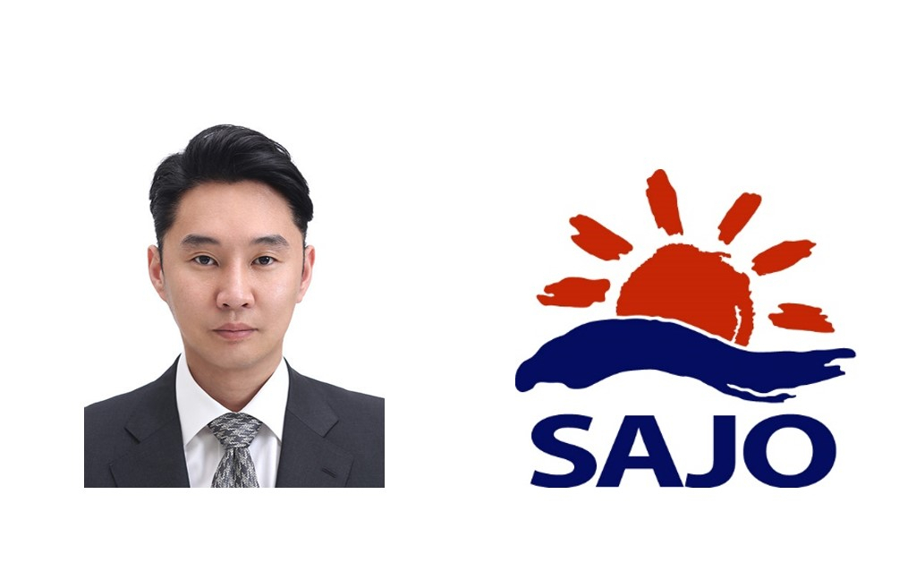 주지홍(왼쪽) 사조그룹 부회장과 사조그룹 CI [사조그룹 제공]