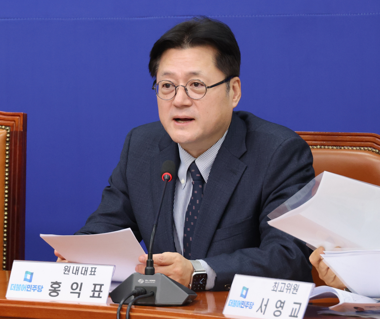 홍익표 더불어민주당 원내대표가 13일 국회에서 최고위원회의를 하고 있다. [연합]