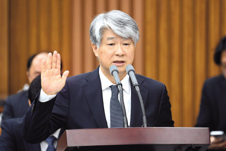 이종석 헌법재판소장 후보자가 13일 국회에서 열린 인사청문회에서 선서하고 있다. 이상섭 기자