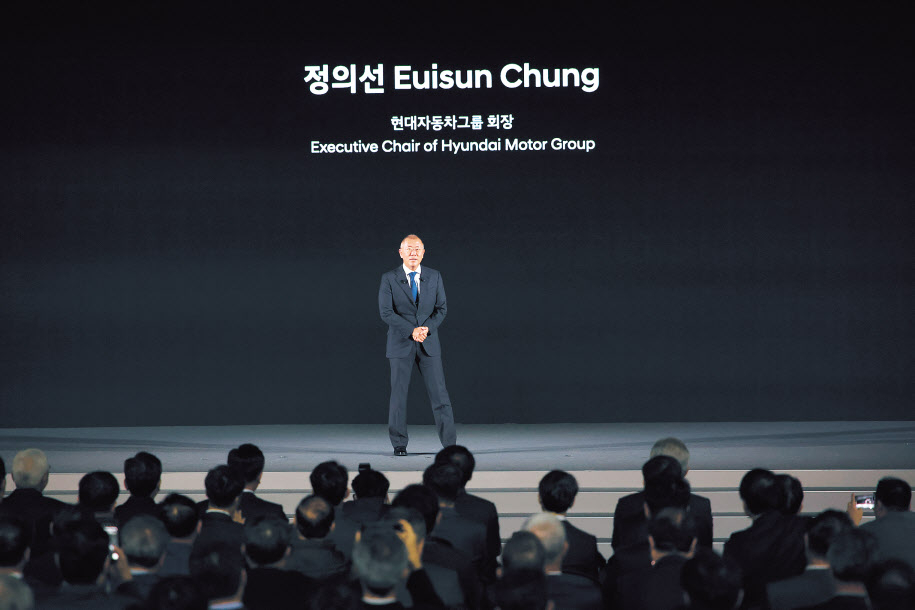 13일 오전 울산시 북구 현대자동차 울산공장에서 열린 전기차 전용공장 기공식에서 정의선 현대차그룹 회장이 발언하고 있다. 정 회장은 “울산 전기차 전용공장은 앞으로 50년, 전동화 시대를 향한 또 다른 시작”이라며 “이 자리에서 100년 기업에 대한 꿈을 나누게 돼 영광”이라고 말했다. [연합]