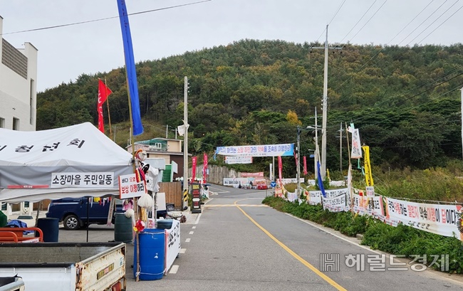 여수시 화양면 챌린지파크관광단지 앞에 마을 주민들이 텐트를 쳐놓고 피해보상을 요구하고 있다. /박대성 기자.
