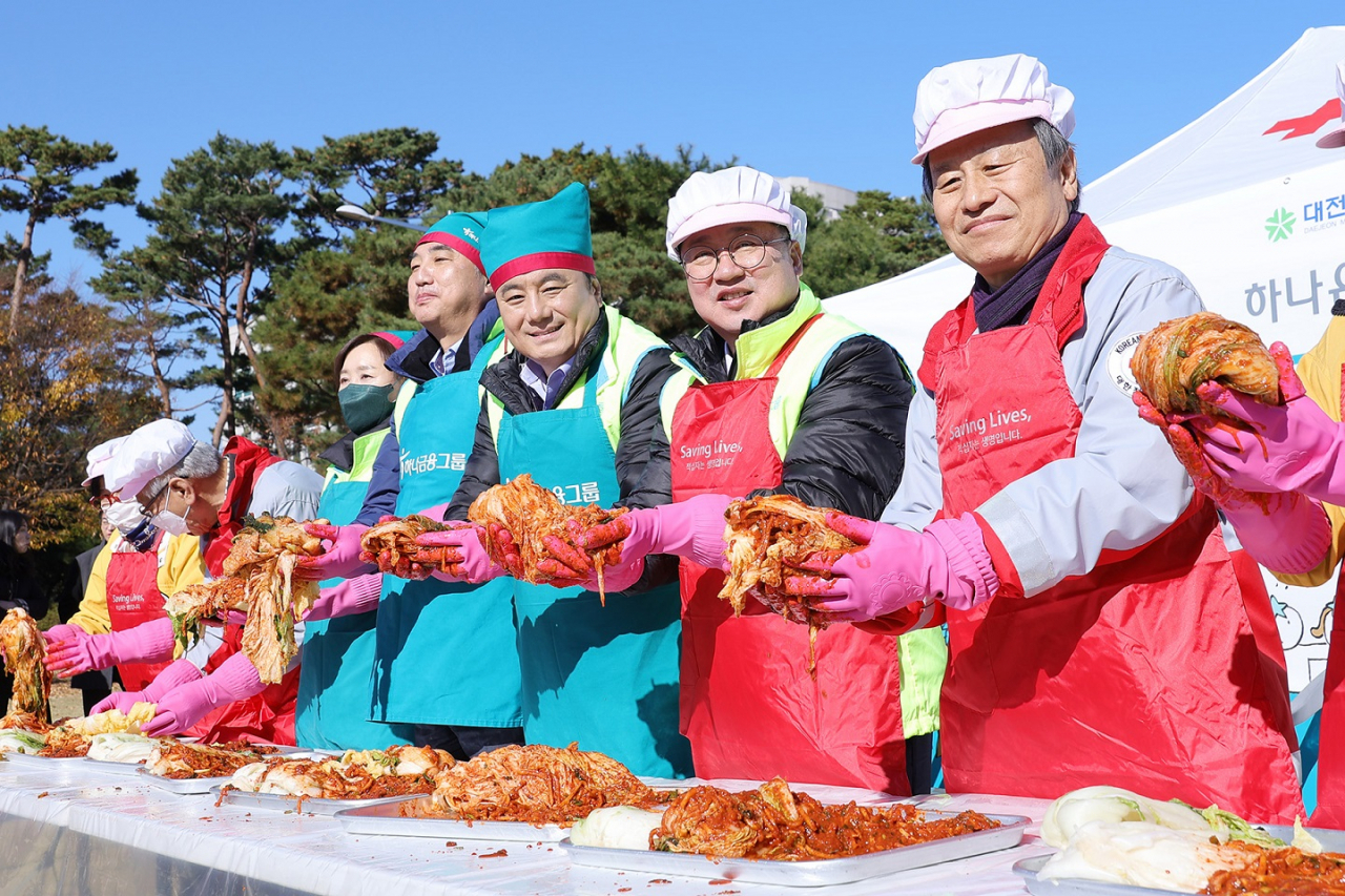 이장우 대전시장(우측 2번째), 사랑의 김장나눔 행사 참여