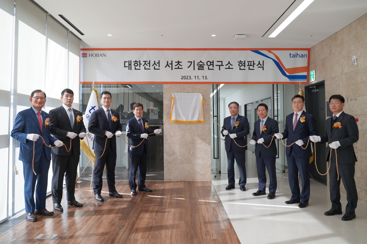 이정호(왼쪽부터) 호반호텔앤리조트 부회장, 김민성 호반산업 전무, 김대헌 호반그룹 기획총괄 사장, 김선규 호반그룹 회장, 송종민 대한전선 부회장, 조억헌 서울신문 부회장, 박철희 호반건설 사장, 김현주 대한전선 생산/기술부문 전무가 13일 대한전선 서초 기술연구소의 현판식을 개최하고 있다. [대한전선 제공]