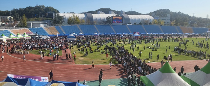 11일 팔마체육관에서 대기중인 남승룡 마라톤대회 참가 선수들.