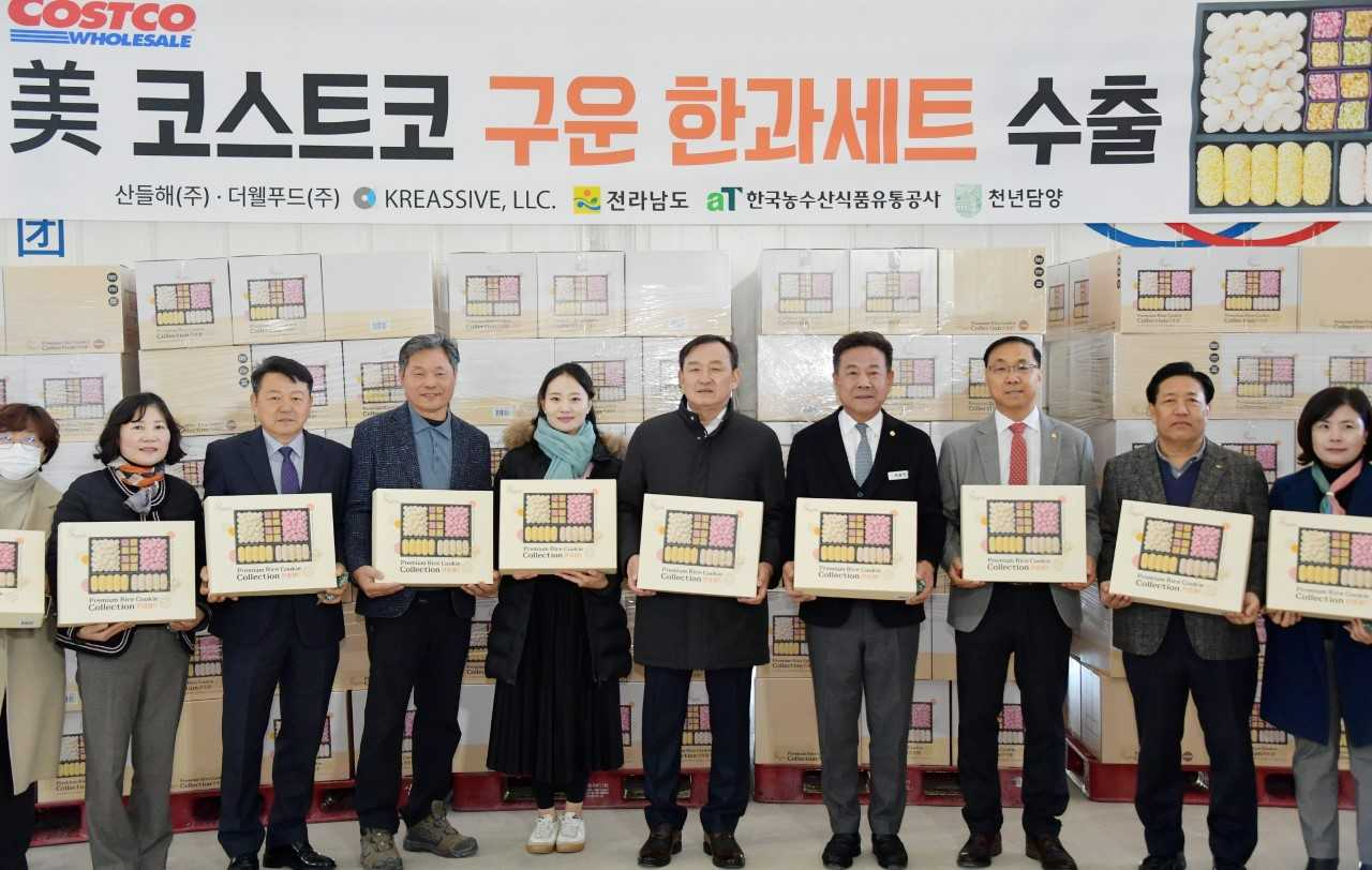 담양군은 13일 향토기업인 산들해에서 생산한 한과 수출 선적식을 진행했다
