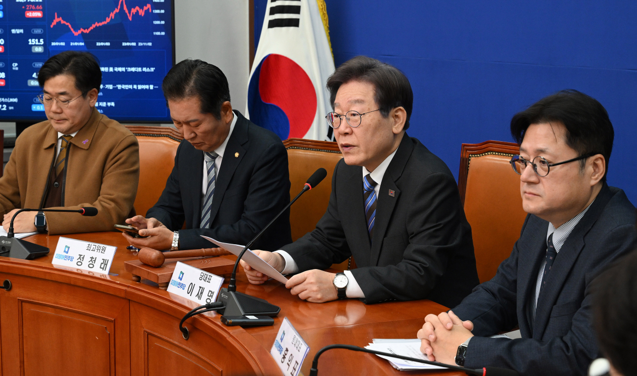 이재명 더불어민주당 대표가 13일 서울 여의도 국회에서 열린 최고위원회의에서 현안에 관해 발언하고 있다. 이상섭 기자