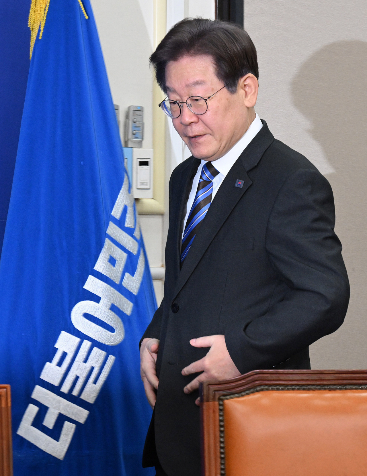 이재명 더불어민주당 대표가 13일 서울 여의도 국회에서 열린 최고위원회의에 입장하고 있다. 이상섭 기자