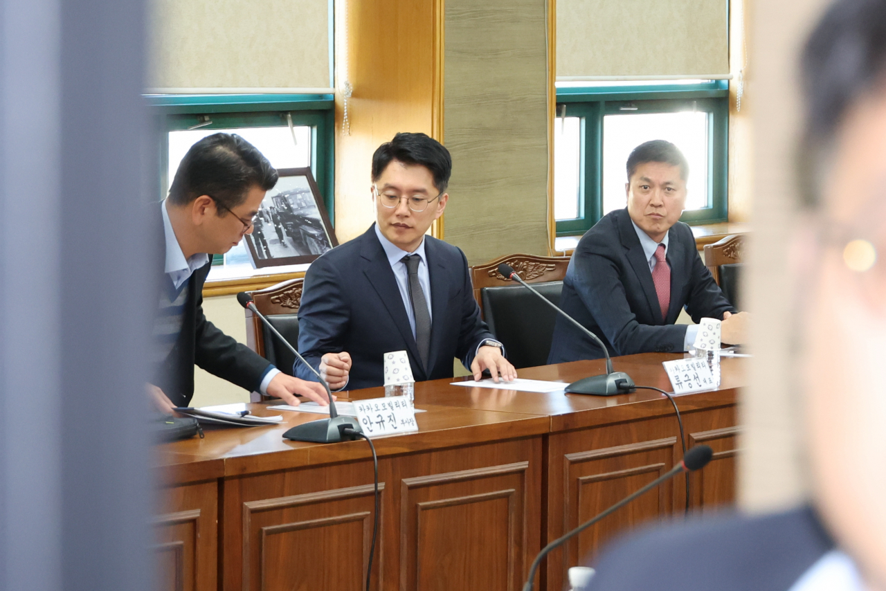 류긍선 카카오모빌리티 대표(왼쪽 두번째)가 지난 13일 오후 서울 강남구 역삼동 전국택시연합회관에서 택시 4단체(전국택시노동조합연맹·전국민주택시노동조합연맹·전국개인택시운송사업조합연합회·전국택시운송사업조합연합회) 대표자들과 비공개 간담회를 하고 있다. [연합]