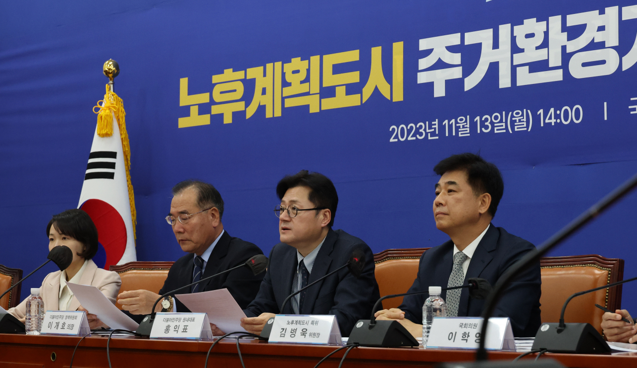 홍익표 더불어민주당 원내대표가 13일 국회에서 노후계획도시 주거환경개선 특별위원회 회의를 하고 있다. [연합]