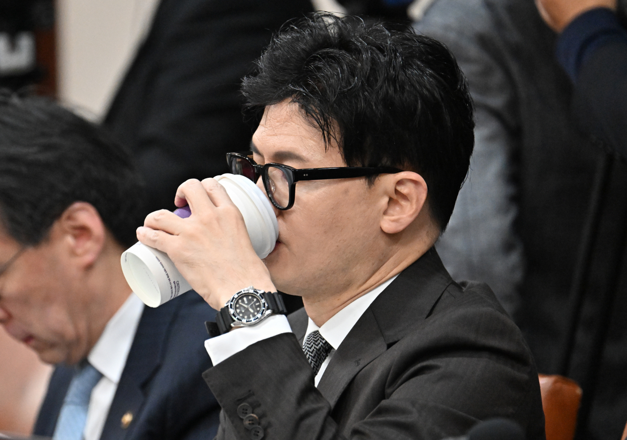 한동훈 법무부 장관이 지난 10일 서울 종로구 정부서울청사에서 열린 국무회의에서 회의 중 음료를 마시고 있다. 임세준 기자