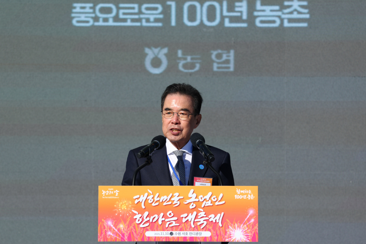 이성희 농협중앙회장이 지난 10일 수원 국립농업박물관 서호잔디광장에서 열린 ‘제28회 농업인의 날, 대한민국 농업인 한마음 대축제’에서 새로운 미래 비전인 ‘함께하는 100년 농촌’ 을 선포하고 있다.［농협중앙회 제공］