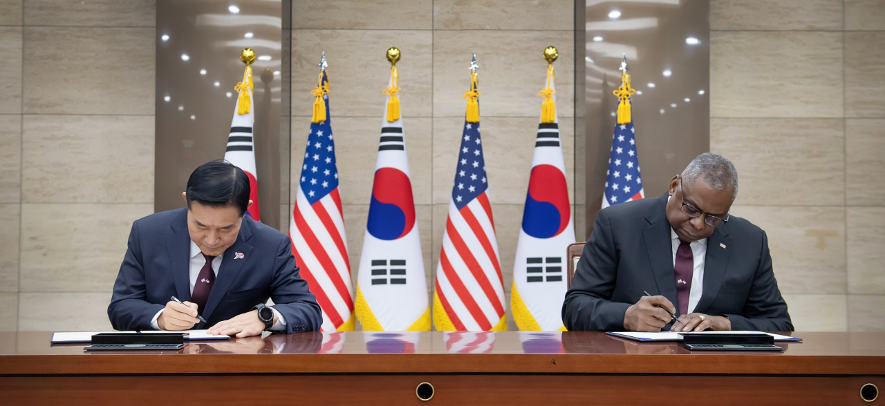 신원식 국방부 장관과 로이드 오스틴 미국 국방장관이 13일 서울 용산 국방부청사에서 제55차 한미안보협의회의(SCM) 계기에 가진 ‘2023 한미 맞춤형억제전략’(TDS) 서명식에서 협정서에 서명을 하고 있다. [국방부 제공]