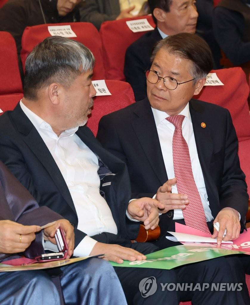 지난 4월 4일 서울 여의도 국회 의원회관에서 열린 '약자와의 동행 연대협약식'에서 대화하고 있는 이정식 고용노동부 장관과 김동명 한국노총 위원장. 지난 6월 한국노총이 윤석열 정부의 ‘노동 탄압’에 반발하며 대통령 직속 사회적 대화기구인 경제사회노동위원회 불참을 선언한 이후 이 장관과 김 위원장이 한 장의 사진 속에 함께 담기는 경우는 좀처럼 없었다. [연합]