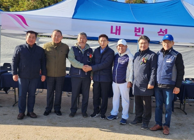 김문수 경제사회노동위원회 위원장(오른쪽서 네번째)이 7일 한국노총 서울지역본부 체육대회에 참석해 김동명 한국노총 위원장(왼쪽 세번째)과 악수하고 있다. [경사노위 제공]