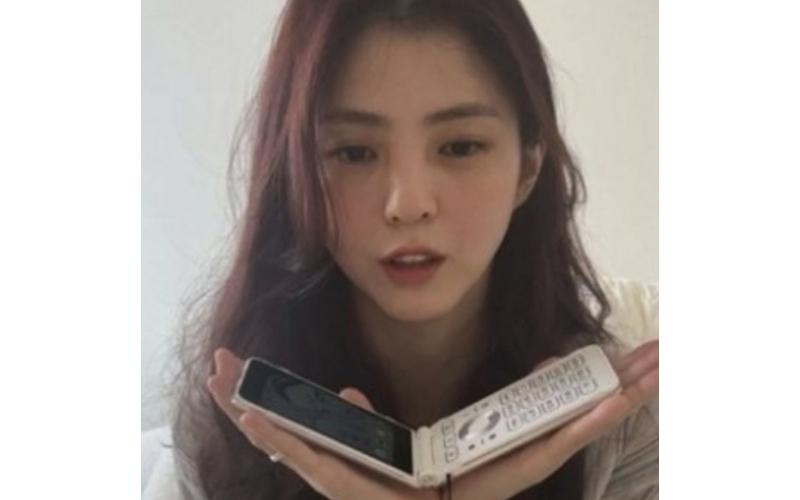 피처폰을 사용하는 배우 한소희.