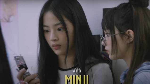 피처폰을 사용하는 뉴진스 멤버들.