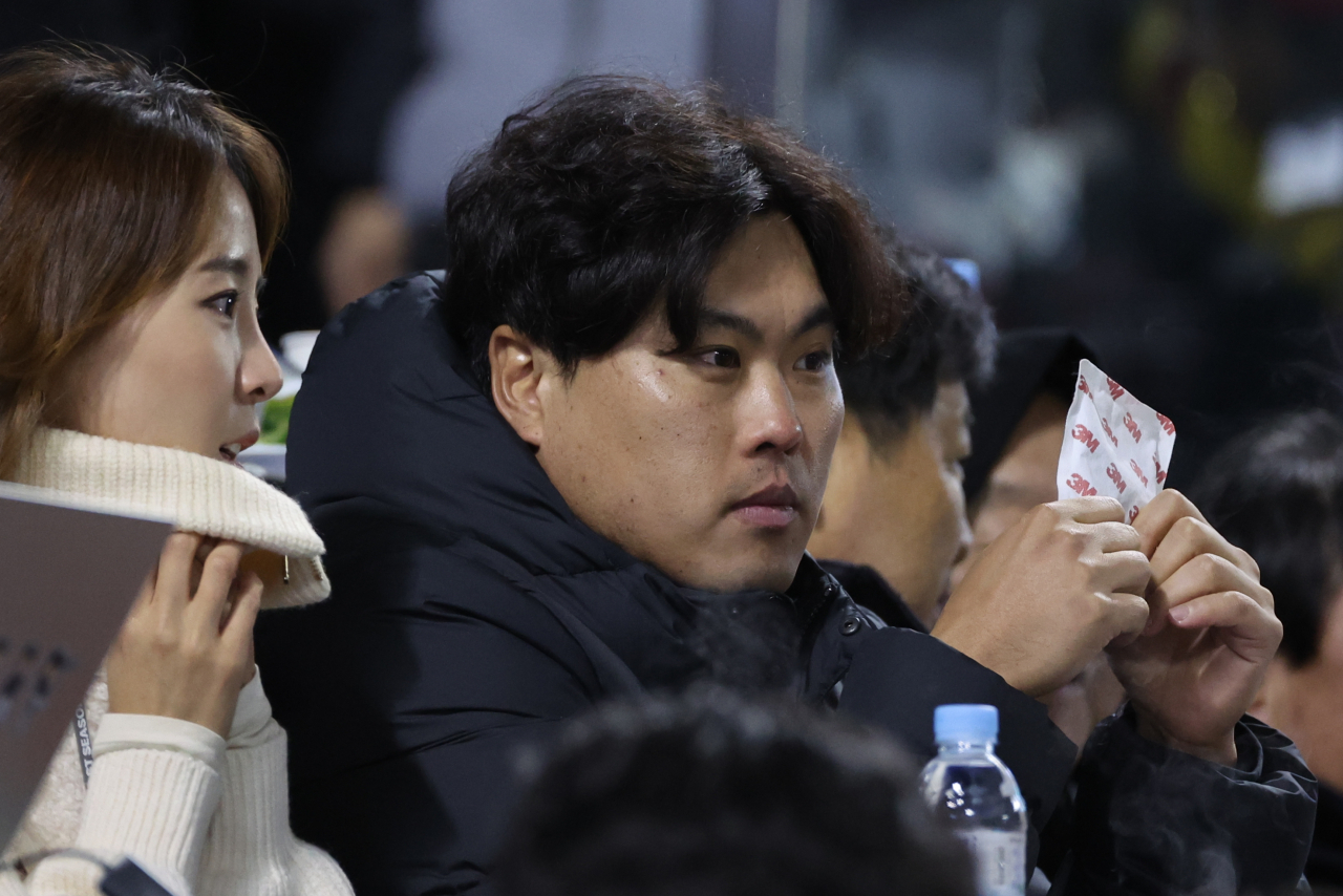 2023 KBO 한국시리즈 5차전을 관전하는 류현진 [연합]